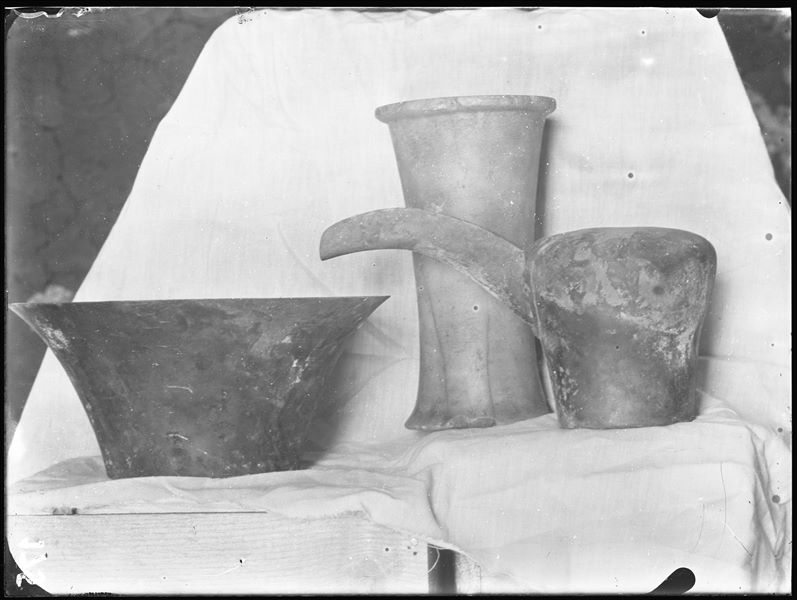 Tomb of Iti. Before being packed for transport, the objects were inventoried and photographed, often in groups. Visible in the picture: an alabaster vessel in the centre (S.16190) and a bronze ewer and basin (S.13721/1 - S.13721/2). Schiaparelli excavations. 