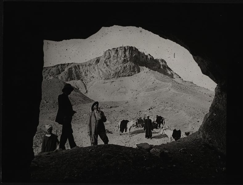 Giovanni Marro and Giulio Farina during the 1930 archaeological campaign in Gebelein. Farina excavations.