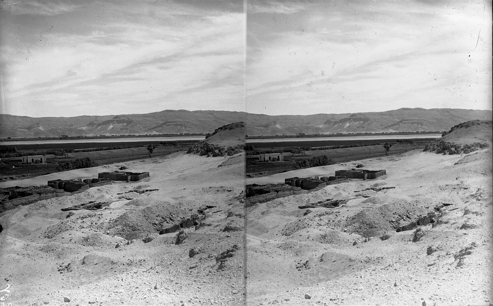 Area settentrionale della collina prima dell’inizio delle ricerche. In primo piano il villaggio di Abu Hommas. Sullo sfondo, il Nilo. Scavi Farina.