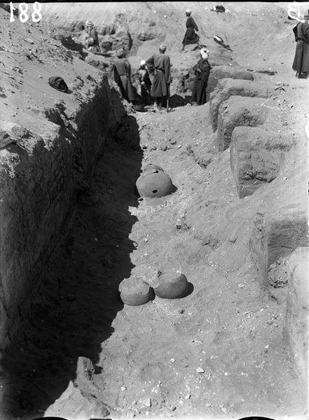 Necropoli settentrionale, area a sud della tomba di Iqer. Corridoio con pilastri di una delle due tombe monumentali non identificate, scoperte da Giulio Farina nella campagna del 1930. Scavi Farina. 