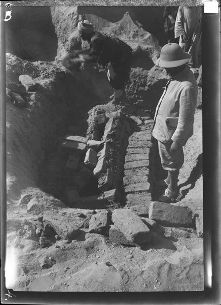 Northern necropolis. Cemetery next to the prehistoric one. Rectangular pit tomb, with mud-brick roof sealed with mud. Visible on the right, Giulio Farina. Farina excavations.