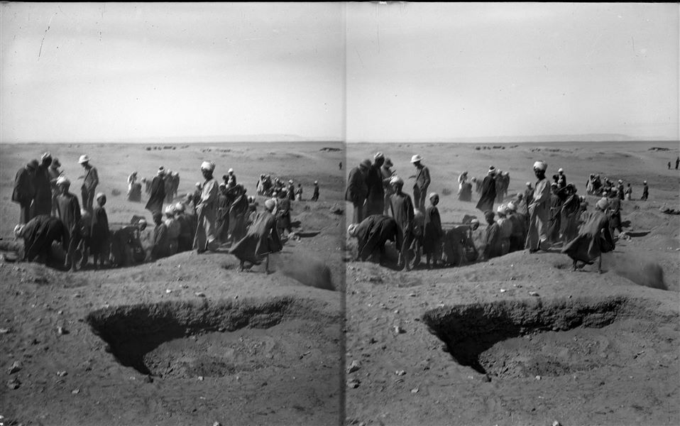 Necropoli settentrionale. Sono visibili le bocche di ampi pozzi che hanno restituito numerose deposizioni con i rispettivi corredi funerari. Sulla sinistra sono riconoscibili Giovanni Marro, il rais, Giulio Farina e Michelangelo Pizzio. Scavi Farina.