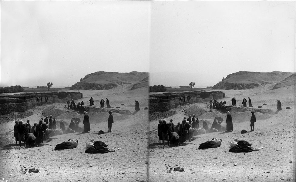 Excavations on the northern part of the hill, close to the last section of buildings from the village of Abu Hummas. In the foreground, the Director of the mission, Giulio Farina. Farina excavations. 