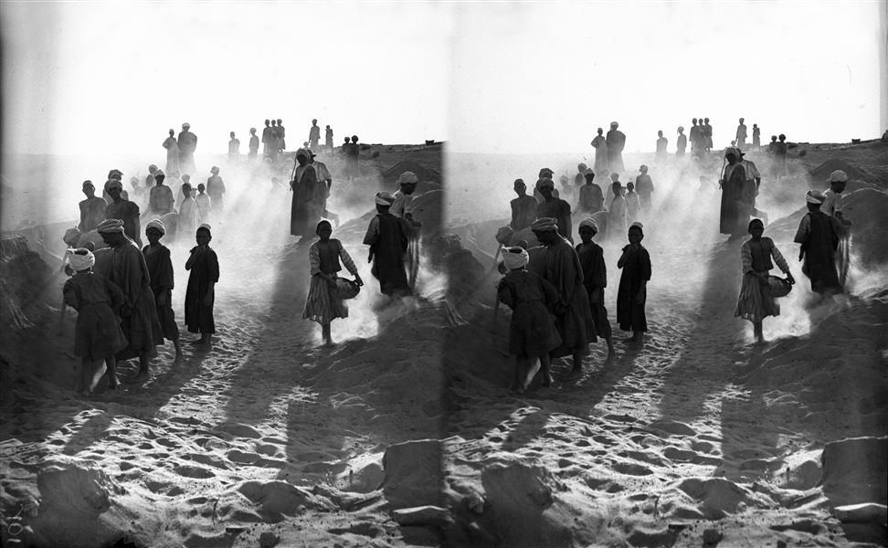 Scavi a settentrione della collina, al centro la figura di Giovanni Marro, parzialmente nascosta dal rais. Scavi Farina.