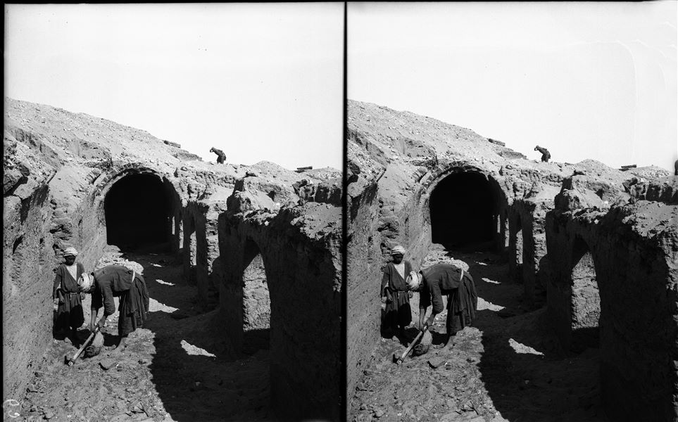 Mud-brick tomb with portico. Works finalising the cleaning of the corridor pavement. Schiaparelli excavations. 