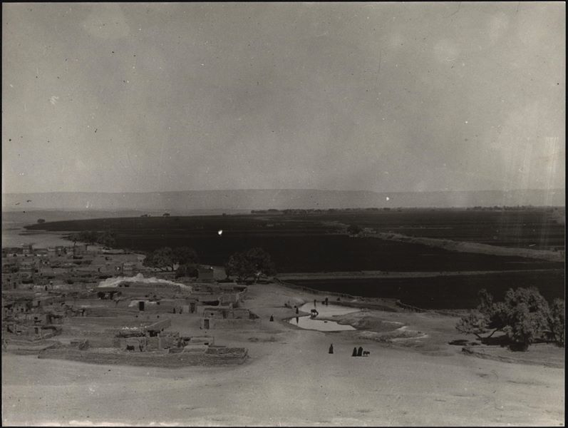 Veduta dell’area meridionale di El-Gherira, sono visibili gli invasi d’acqua lasciati dalla piena del Nilo. Scavi Schiaparelli.