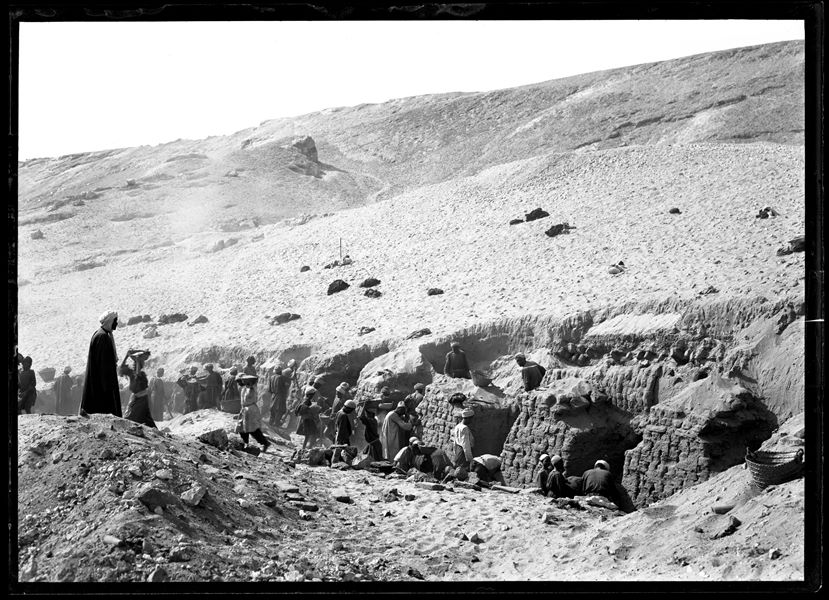  Egyptian workers excavating on the northern hill of Gebelein. There is a porticoed brick structure at the foot of the hill, west of the village of Abu Hummas. Schiaparelli excavations.