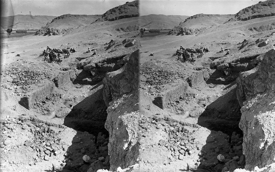 Scavi a settentrione della collina, resti di strutture in mattone crudo. Operai in riposo. Scavi Farina.