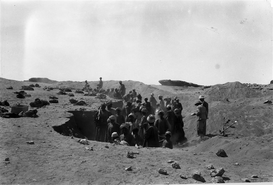 Northern necropolis. Systematic excavation searching for the ancient stratigraphic layer. Visible on the right, Giulio Farina and Michelangelo Pizzio. Farina excavations. 