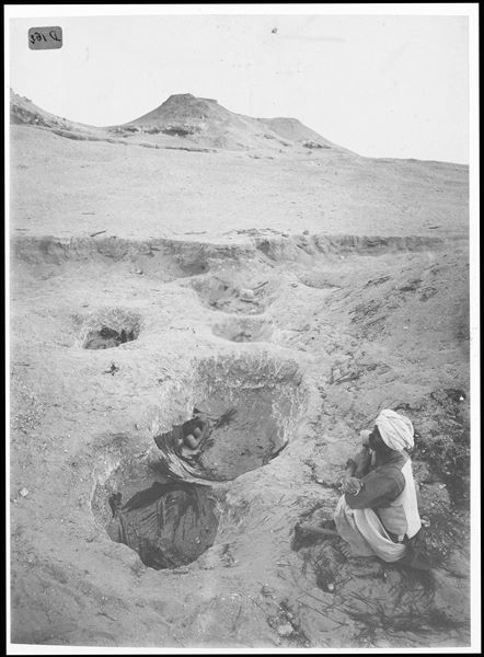 Necropoli settentrionale. Sepolture in fossa, sono visibili i resti delle stuoie che avvolgevano i defunti. In una fossa è visibile un modellino di barca o di granaio in terracotta. Scavi Farina.