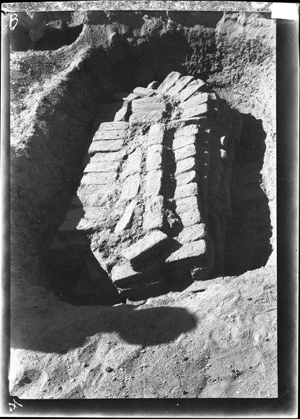 Northern necropolis. Cemetery next to the (Egyptian) prehistoric one. Rectangular pit tomb, with mud-brick roof sealed with mud. Farina excavations. 