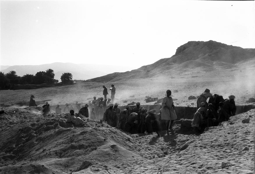 Excavations north of the hill. In the centre, Giovanni Marro and Giulio Farina. Farina excavations. 