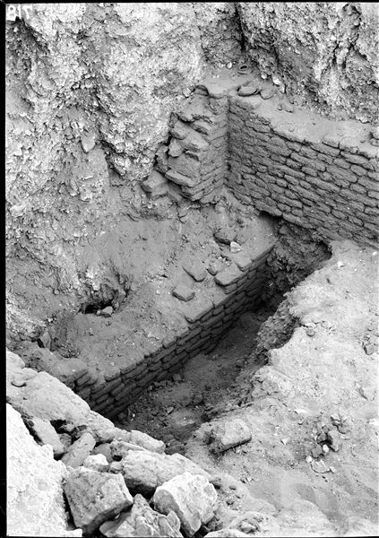 Northern necropolis. Perimeter walls bordering a room which leads to the burial shaft. Schiaparelli excavations. 