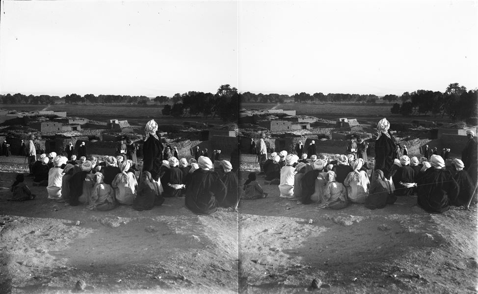 Scavi lungo il pendio della collina, di fronte alle case del villaggio di Abu Hommas. Nella fotografia sono riconoscibili: Michelangelo Pizzio al centro e Giulio Farina a sinistra. Scavi Farina. 