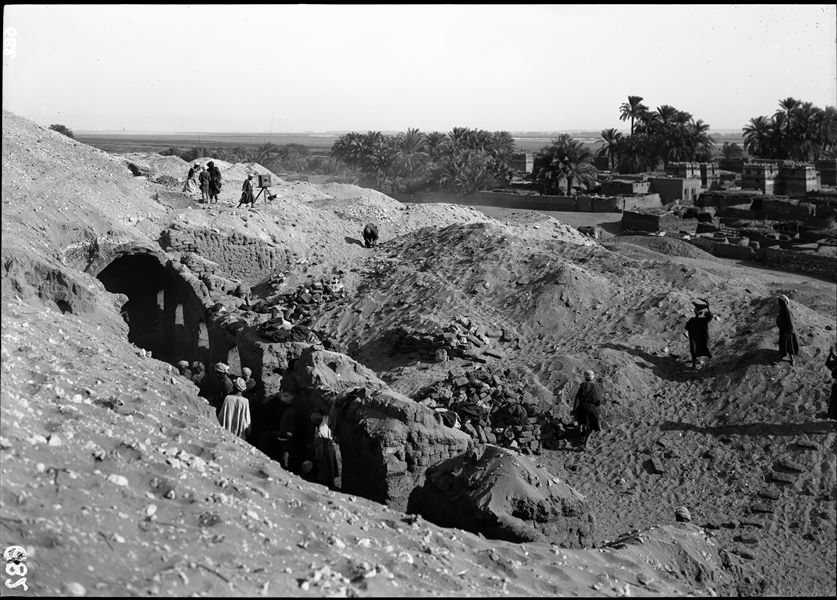 Mud-brick tomb with portico. Excavations. Visible in the background is one of the two cameras used on the excavation site and currently on display at Museo Egizio. On the right, houses from the village of Abu Hummas. Schiaparelli excavations. 