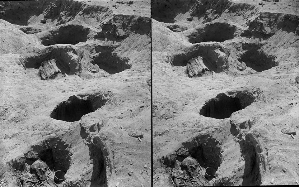 Necropoli settentrionale. Sepolture in fossa, sono visibili i resti umani con accanto oggetti del corredo funerario. Nella fossa centrale, il defunto è ancora avvolto nella stuoia. Nella fossa a lato, un disco di paglia intrecciata. Scavi Farina.