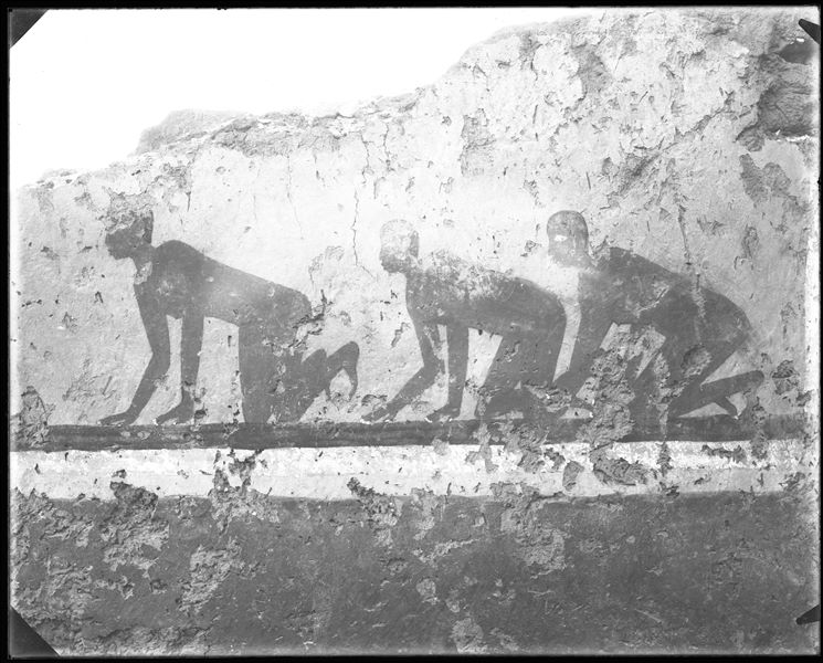 Tomba di Iti e Neferu. Pilastro n.11. Sono raffigurati tre giovani figure maschili inginocchiate, la loro nudità suggerisce trattarsi di prigionieri di guerra. Scavi Schiaparelli.