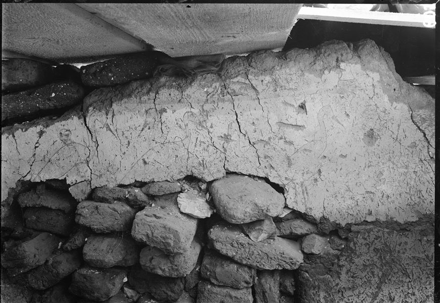 Tomba di Iti e Neferu. La facciata della tomba, protetta dal lungo porticato, era interrotta da 11 aperture che immettevano in altrettante stanze, i tratti di muro  compresi tra un’apertura e l’altra erano decorati. La fotografia documenta la prima frammentaria pittura (iniziando da sud), con la raffigurazione di alcuni esemplari di gru. Scavi Schiaparelli.