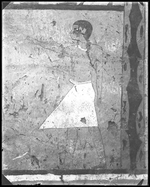 Tomba di Iti e Neferu. Particolare di una scena di macellazione rituale, non visibile, sotto la direzione di un uomo dall’insolita carnagione chiara, forse Iti stesso, rappresentato con le pieghe sull’addome, simbolo di benessere. Scavi Schiaparelli.