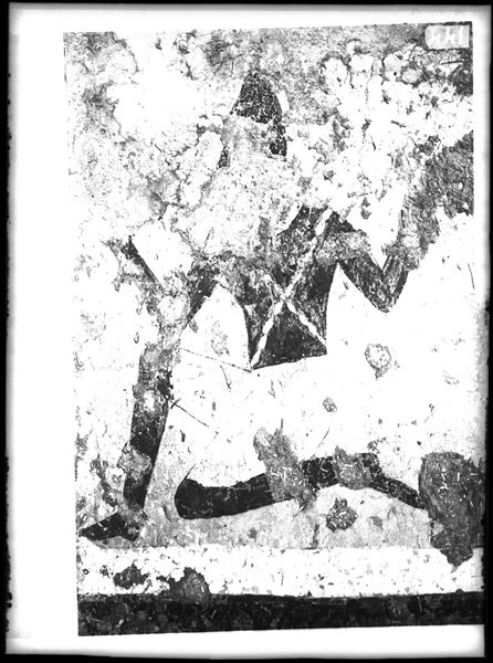 Tomba di Iti e Neferu. Pilastro n.8. L’immagine, ruotata di 180°, riprende un particolare della fotografia E00066, con una inconsueta rappresentazione di un individuo dalla pelle scura, probabilmente un prigioniero originario delle regioni a sud dell’Egitto. Scavi Schiaparelli. (S.14354/02)