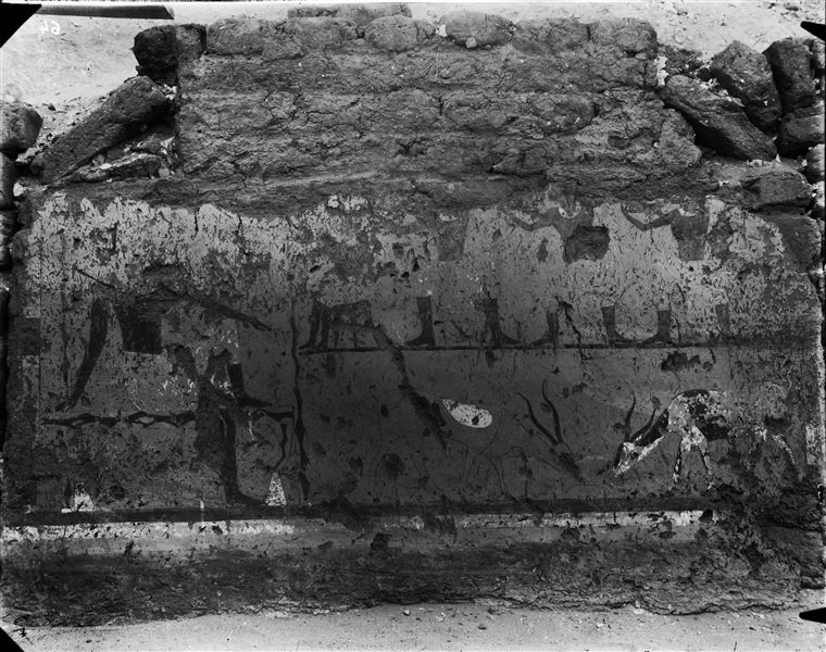 Tomba di Iti e Neferu. La scena raffigura il defunto Iti seduto su uno sgabello foderato di pelle bovina all’ombra di un padiglione, mentre assiste al pasto di due antilopi addomesticate. In alto si vedono quattro figure maschili, di cui una seduta, mentre le altre, in piedi, sono ritratte frontalmente. Scavi Schiaparelli.