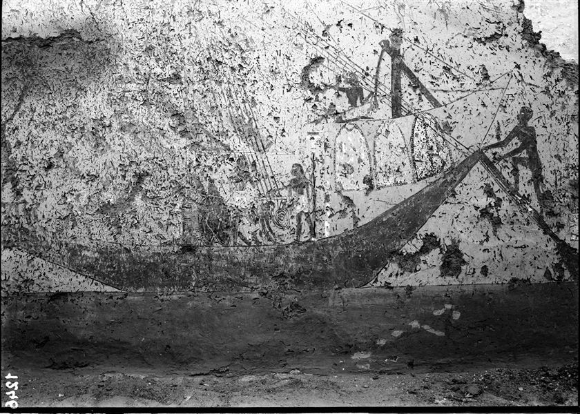 Tomba di Iti e Neferu. La pittura, ricca di particolari dettagli, presenta una grande barca in procinto di salpare. Questa raffigurazione potrebbe collegarsi all’attività di Iti, “capo delle truppe”, che richiedeva anche lunghi viaggi. Scavi Schiaparelli.