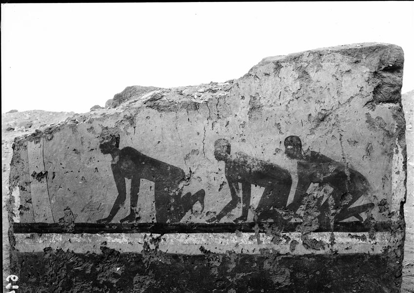 Tomba di Iti e Neferu. Pilastro n.11. Sono raffigurate tre giovani figure maschili inginocchiate, la loro nudità suggerisce trattarsi di prigionieri di guerra. Scavi Schiaparelli.