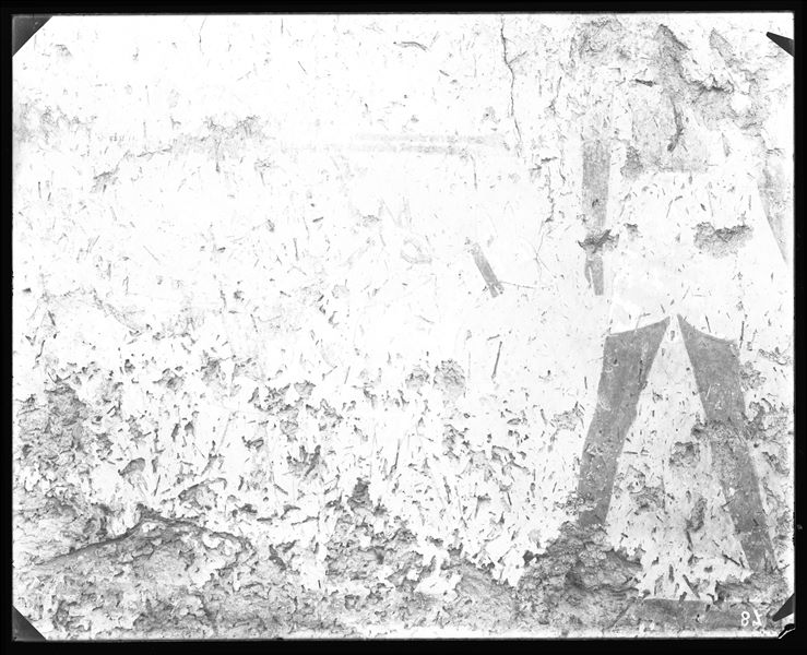 Tomba di Iti e Neferu. La fotografia, che riprende la sola parte sinistra della  pittura, presenta uno dei due personaggi maschili seguito da una coppia di levrieri, probabilmente al cospetto di Iti.