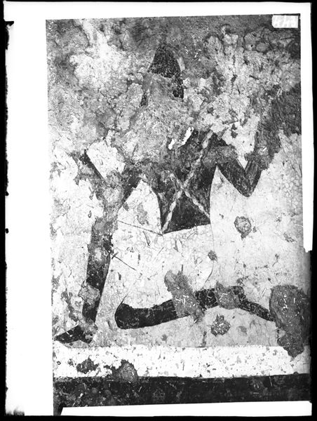 Tomba di Iti e Neferu. Pilastro n.8. L’immagine, ruotata di 180°, riprende un particolare della fotografia E00066, con una inconsueta rappresentazione di un individuo dalla pelle scura, probabilmente un prigioniero originario delle regioni a sud dell’Egitto. Scavi Schiaparelli. (S.14354/02)
