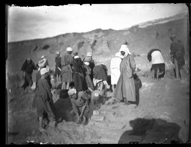 Operai egiziani a lavoro durante gli scavi a Gebelein sulla Collina Sud.