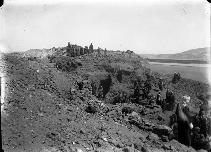 Summit of the southern hill. Excavations among the remains of the temple dedicated to the goddess Hathor and those of the nearby fortress. On the right, the Nile and the Eastern Desert mountain range. Schiaparelli excavations.