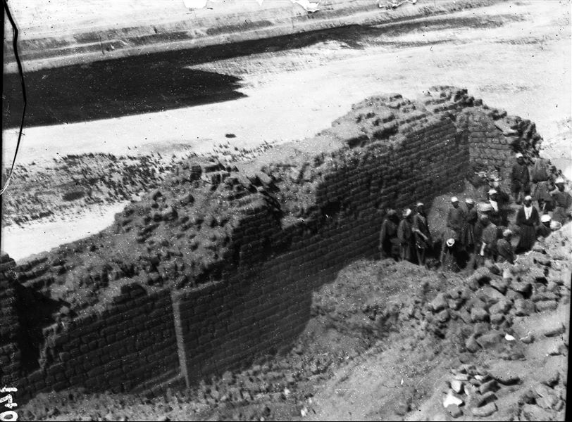 Southern hill, western side. Excavations among the impressive mud-brick structures at the foot of the fortress. The image is affected by a second photographic impression that can be traced back to image C00725. Schiaparelli excavations. 