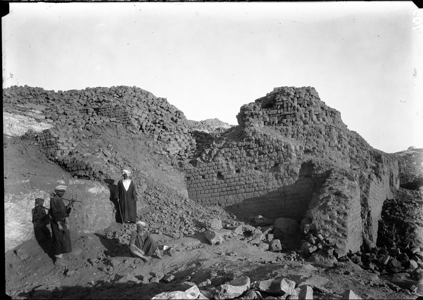 Excavations on the upper part of the southern hill, western side. The extremely large walls that bordered the top of the hill are visible. On the right, the dome from the tomb of the holy man Sheikh Musa. Schiaparelli excavations. 