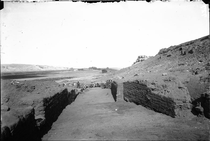 Collina sud, lato occidentale. Gli scavi hanno messo in luce un imponente camminamento caratterizzato anche da gradoni e piani inclinati, per raggiungere le parti alte della fortezza. Scavi Schiaparelli. 