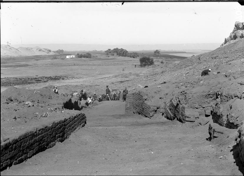 Collina sud, lato occidentale. Gli scavi hanno consentito il recupero di un imponente camminamento che collegava le parti basse della fortezza, con quelle alte. Scavi Schiaparelli. 