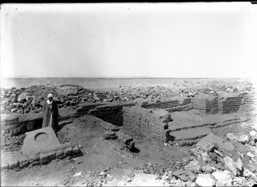 Sommità della collina sud. Resti del tempio dedicato alla dea Hathor. Si vedono due basi per colonne in pietra. Sullo sfondo si profila la collina nord. Scavi Schiaparelli. 