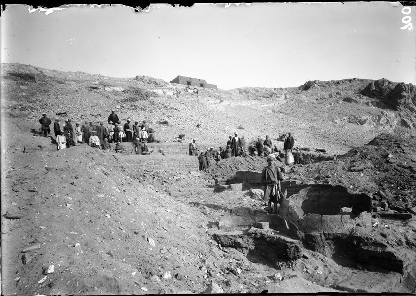 Excavations along the slopes on the western side of the southern hill. In the foreground, the remains of huge terracotta containers made on site are visible. At the top, the tomb of the holy man Sheikh Musa. Schiaparelli excavations. 