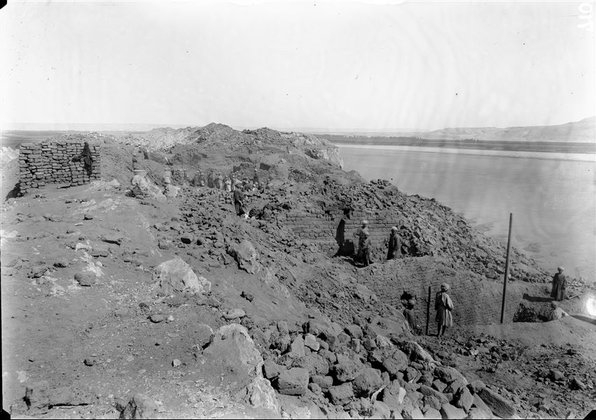 Summit of the southern hill. Excavations among the remains of the temple dedicated to the goddess Hathor and those of the nearby fortress. On the right, the Nile and the Eastern Desert mountain range. Schiaparelli excavations.  