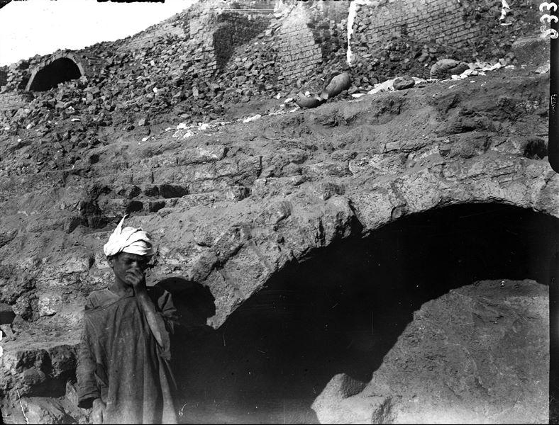 Excavating among the storehouses on the upper part of the southern hill, on the western slope. Schiaparelli excavations. 