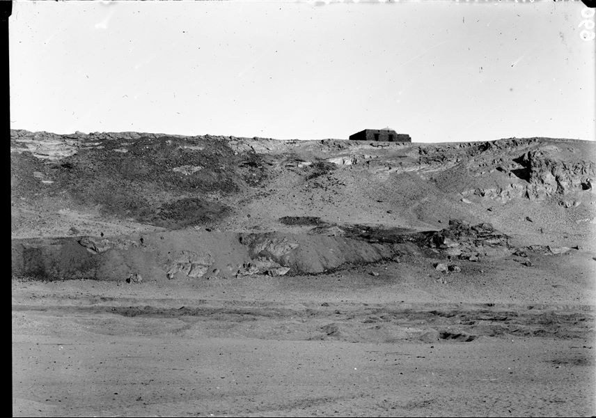 View of the hill with the tomb of the holy man Sheikh Musa. At the base, the flat area between the two hills, which housed the town of Pathyris-Aphroditopolis. Schiaparelli excavations.