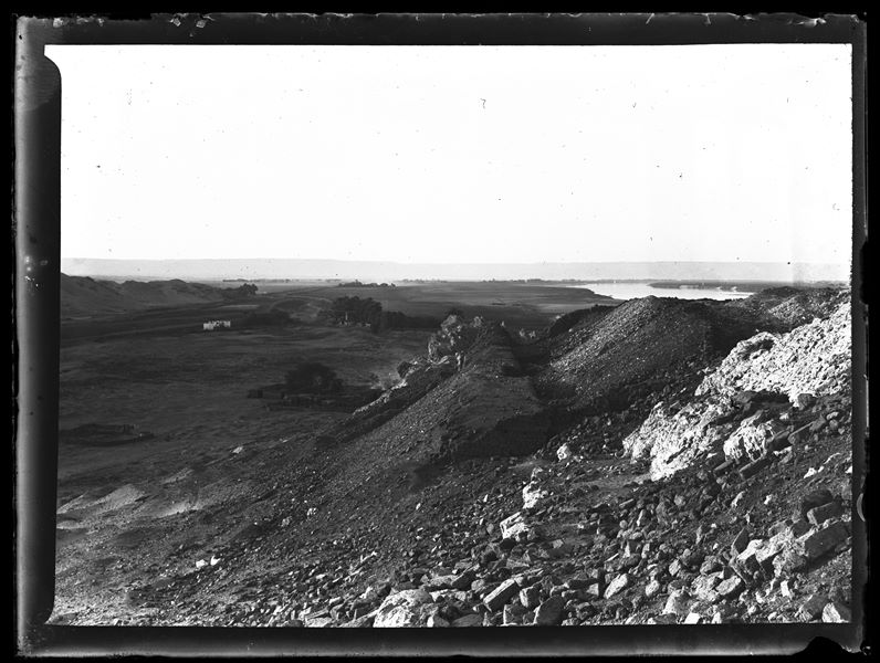 Fotografia scattata dalla cima della Collina Sud a Gebelein in direzione della Collina Nord. A destra (est), il Nilo.
