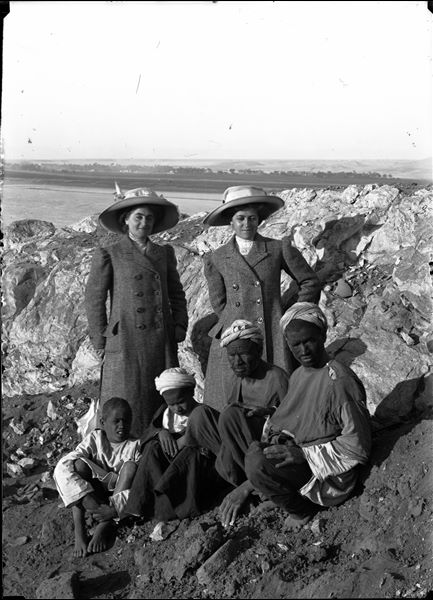 Top of the south hill. The two nieces of Ernesto Schiaparelli, Bianca and Rina, are shown with some workers during a leisure trip. Schiaparelli excavations. 