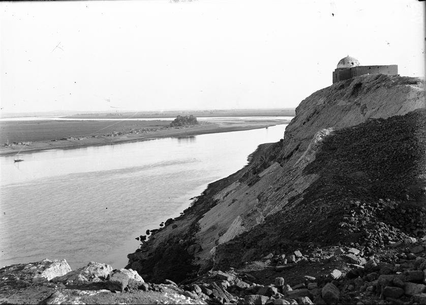 View from the top of the southern hill. On the left, the tomb of the local holy man Sheikh Musa. In the centre of the photograph is one of the islands dividing the course of the river. At the foot of the hill, there is now a discrete strip of cultivated land, which originated when the river level was lowered. Schiaparelli or Giulio Farina excavations. 