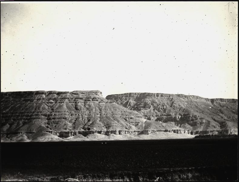 Veduta generale della montagna oltre al Nilo, di fronte all’area archeologica di Gebelein. Scavi Schiaparelli.