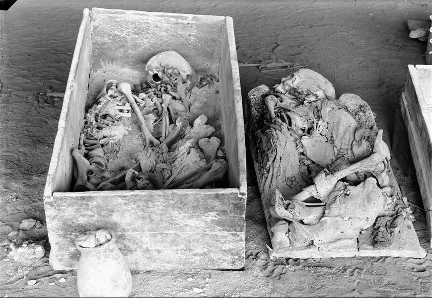 Scattered burials in the desert area north of northern hill. The image shows at least two distinct burials, both in quadrangular boxes. The deceased was sometimes placed on a board and lowered to the bottom of the box. Farina excavations. 