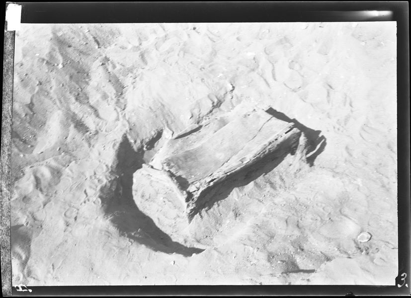 Scattered burials in the desert area north of northern hill. The photograph shows the moment of discovering a wooden box containing a burial. Farina excavations. 
