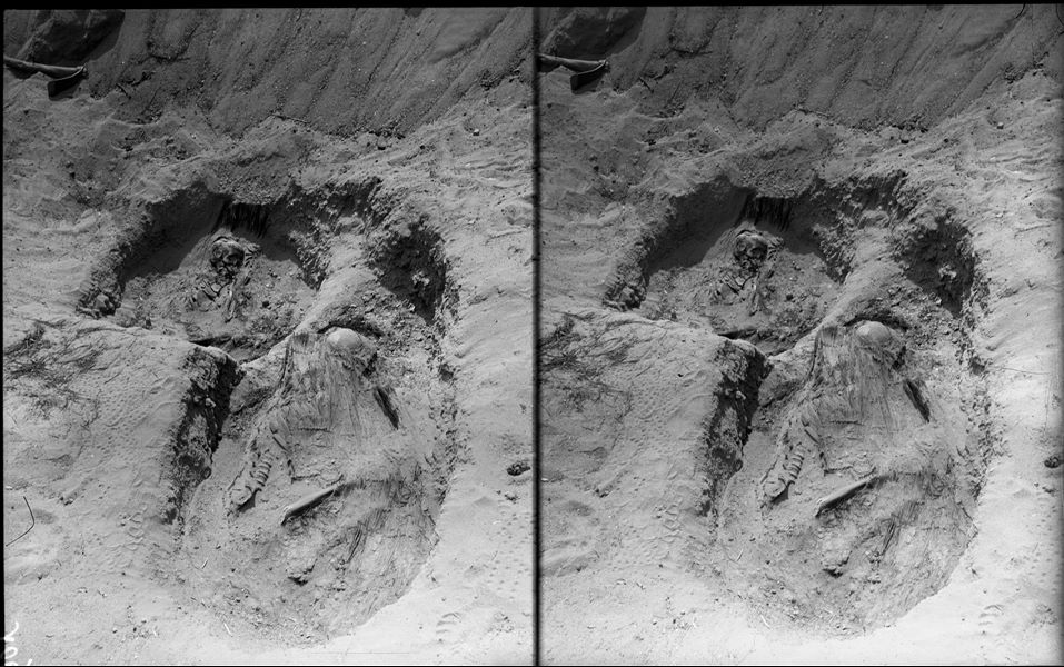 Scattered burials in the desert area north of the northern hill. The excavation revealed several burials wrapped in mats in close contact with each other, perhaps placed this way by chance, or are individuals belonging to the same family. Farina excavations. 