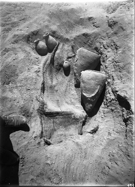 Burials scattered in the desert area north of the northern hill. Coming from the excavation; some vases of fine workmanship, placed near a basket (whose outlines can be seen), with the remains of the deceased inside. Farina excavations. 
