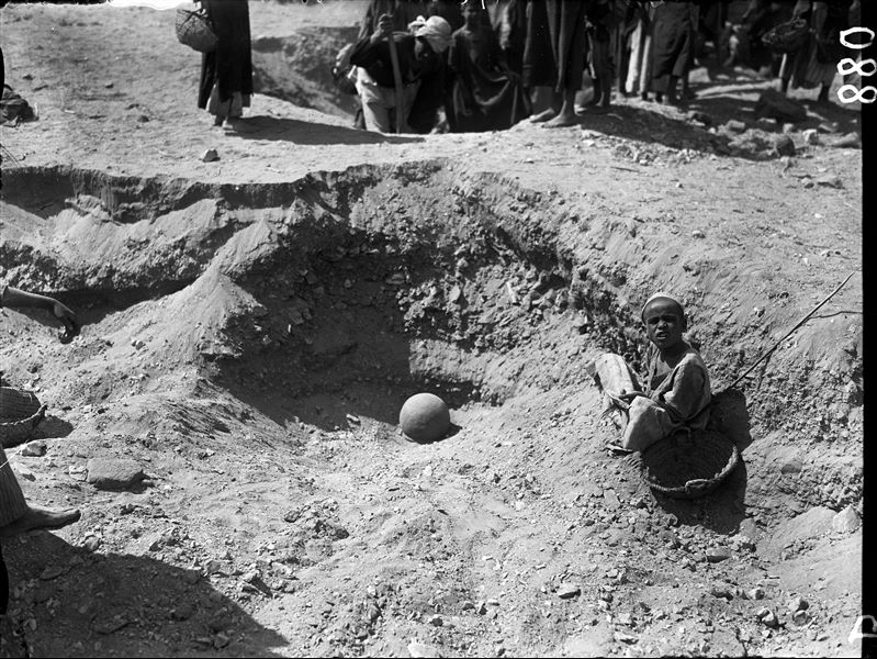 Scattered burials on the eastern slopes of the north hill. Overturned vase protecting the remains of a deceased individual. Schiaparelli excavations. 
