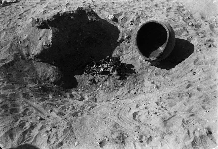 Scattered burials on the eastern slopes of the north hill. Skeletal remains laid under an overturned vase. Schiaparelli excavations. 